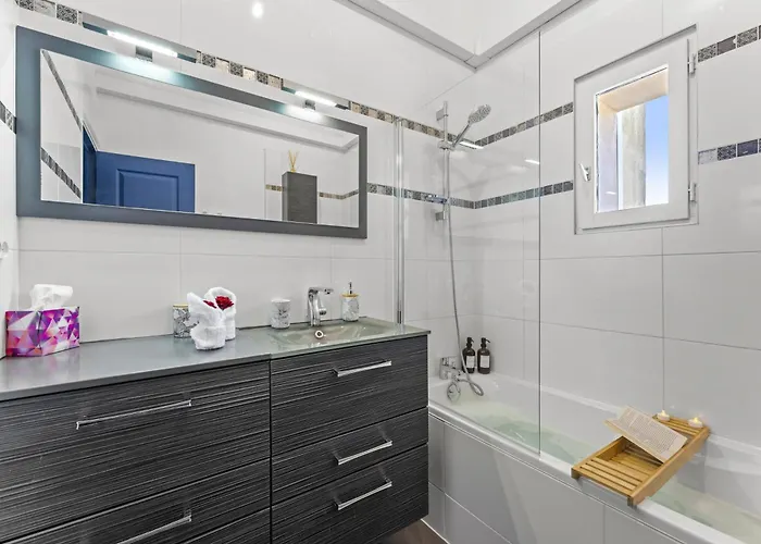 L'ecrin De J Grand T3 Lumineux Balcon 5min Gare Arenes Apartment