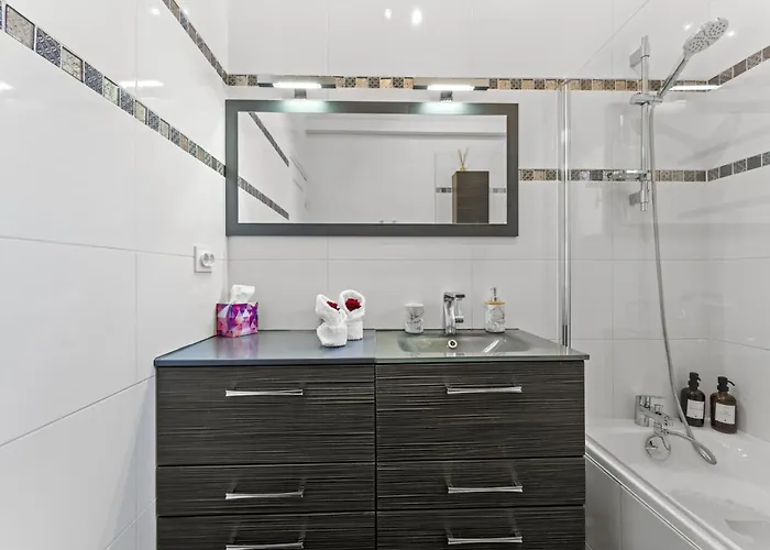 L'ecrin De J Grand T3 Lumineux Balcon 5min Gare Arenes Apartment *